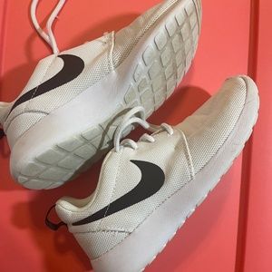 Used off white Nike roshe. Women's size 7